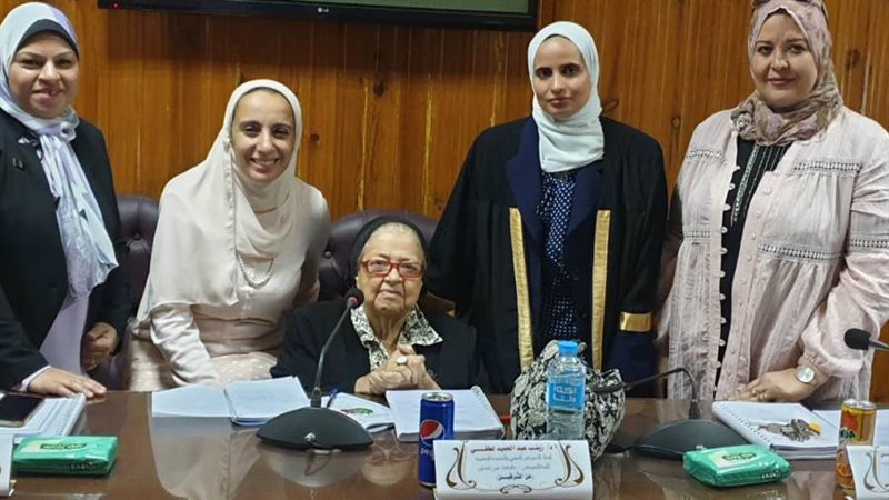 الباحثة تتوسط لجنة