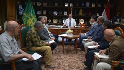 محافظ القليوبية يناقش تطوير وتحسين منظومة النظافة بالشوارع