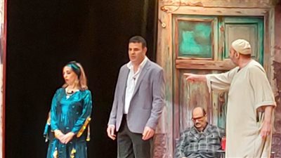 نقاد وفنانون يشيدون بالعرض المسرحي 