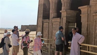 وفد سياحي متعدد الجنسيات يزور المناطق الأثرية بالمنيا