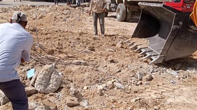 الأجهزة التنفيذية بالإسكندرية تزيل مجسمًا بمدخل الهانوفيل للقضاء على التكدس المروري