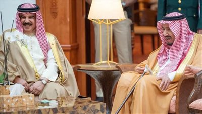 خادم الحرمين الشريفين والعاهل البحريني يؤكدان حرصهما على الدفع بوتيرة التعاون الثنائي بين البلدين