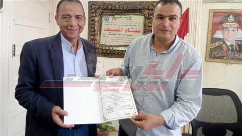 تسليم العقود