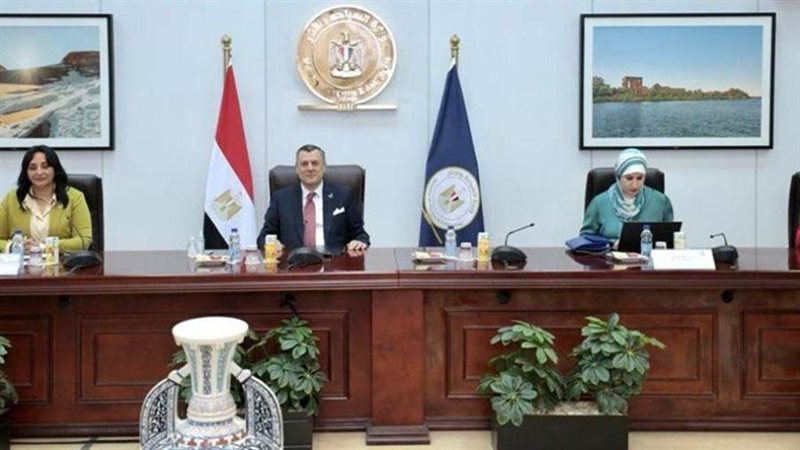 وزير السياحة مع مدير