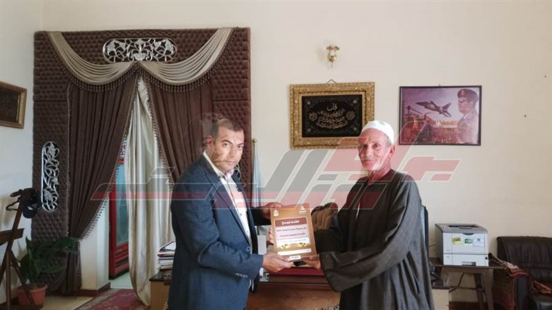 تسليم العقود