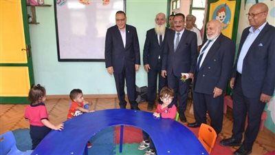 محافظ الشرقية يفتتح حضانة نموذجية ويسلم ماكينات خياطة للأولى بالرعاية 