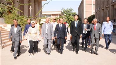 رئيس جامعة أسيوط يصطحب سفير كوريا الجنوبية في زيارة لكلية الهندسة