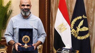 الداخلية تكرم مواطنًا لموقفه الإيجابى ومساعدة رجال الشرطة فى القبض على سائق  