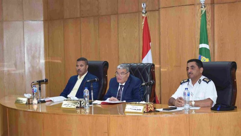 محافظ المنيا خلال