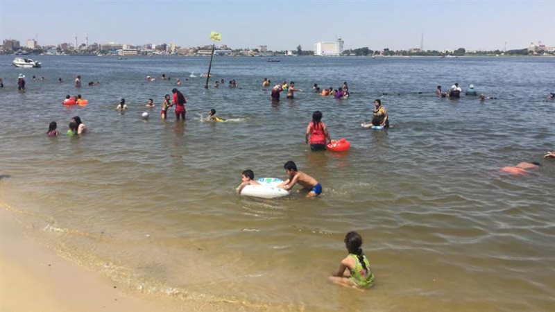 فتح شواطئ وأندية