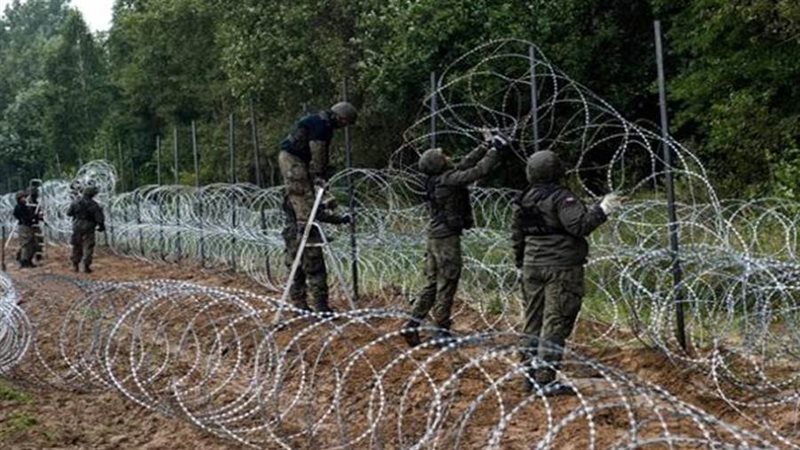 سياج على الحدود مع