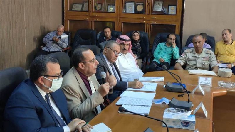 المحافظ خلال جلسة