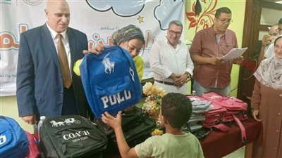 توزيع 135حقيبة مستلزمات دراسية بمدرسة أحمد ياسين بالبحيرة