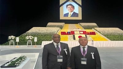 وزير النقل المصري يضع الورود على رفاة رئيس وزراء اليابان الأسبق شينزو آبي