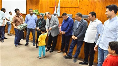  حزب حماة الوطن يوزع حقائب وأدوات مدرسية على الطلاب والأطفال الأيتام بأسيوط