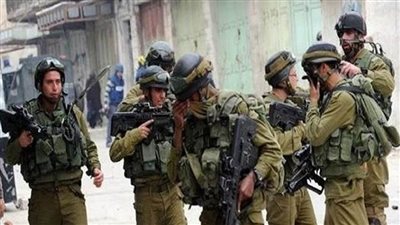 الاحتلال يعتقل 11 فلسطينيًا من الضفة الغربية والمواجهات تنتقل إلى 