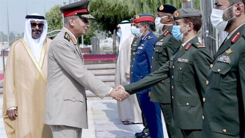 خلال توديع وزير الدفاع