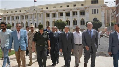 محافظ المنيا يتابع أعمال صيانة وترميم عدد من المدارس..  
