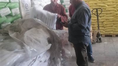 ضبط 15000عبوة أسمدة مقلدة لعلامات تجارية بالبحيرة