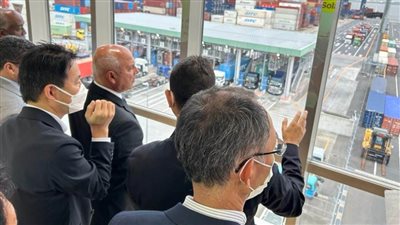 وزير النقل يزور ميناء طوكيو البحري 