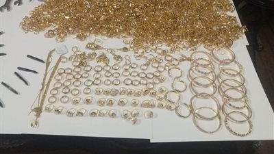 ضبط صاحب مصنع مشغولات ذهبية يقلد أختام 