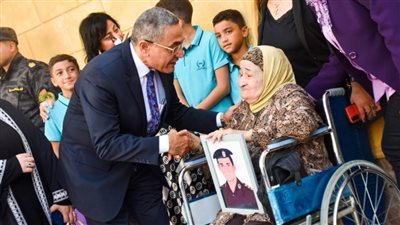 كلية رمسيس الجديدة تكرم أبناء شهداء الوطن في أول يوم دراسة