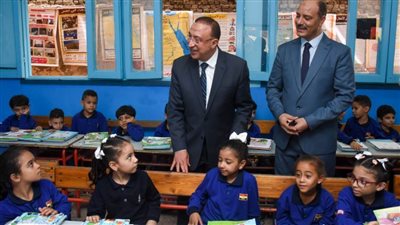 محافظ الإسكندرية يتفقد عددًا من المدارس للاطمئنان على انتظام الدراسة 