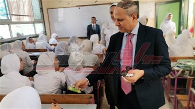 توزيع الحلوى على طلاب كفر الشيخ في اليوم الدراسي الأول
