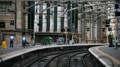 الجارديان: إضراب السكك الحديدية يوقف معظم القطارات في أنحاء المدن البريطانية