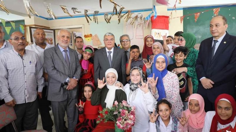 محافظ المنيا مع الطلاب