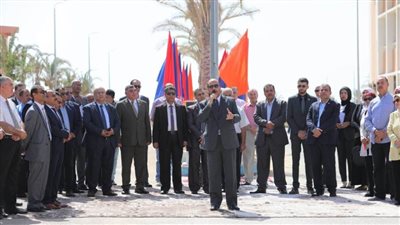  جامعة العريش تستقبل الطلاب بتحية العلم والأغاني 