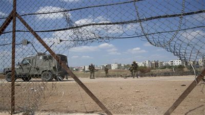 شبان فلسطينيون غاضبون يحفرون 