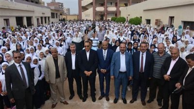 محافظ الشرقية يشارك الطلاب طابور الصباح وتحية العلم في أول يوم دراسي