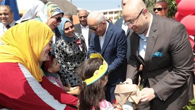 وزير التعليم ومحافظ بني سويف يتابعان تنفيذ حصة مشاهدة بمدرسة الشروق.. وانتظام الدراسة بمدرسة الشهيد أحمد محمد عبده