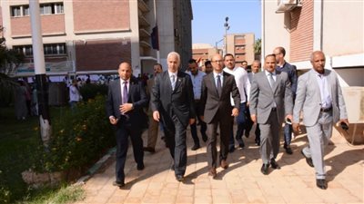 رئيس جامعة أسيوط يجرى جولة تفقدية داخل عدد من كليات الجامعة