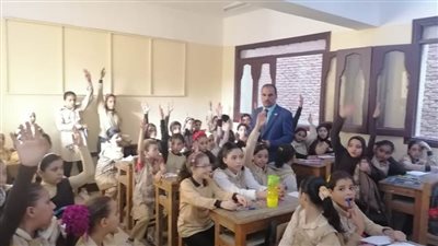 حقيقة واقعة جلوس طلاب مدرسة ابتدائية على الأرض في معهد بالخانكة