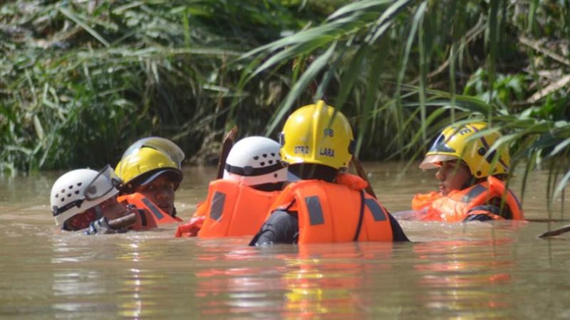 رجال إنقاذ يبحثون