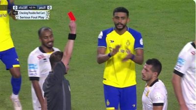 طرد طارق حامد بعد تدخل عنيف في ديربي دوري روشن السعودي (فيديو)