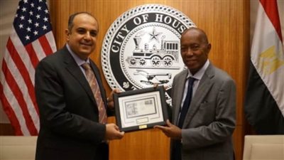 عمدة هيوستن الأمريكية يستقبل القنصل العام المصري 