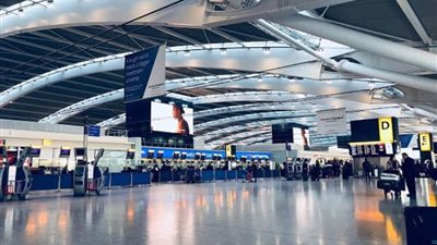 مطار هيثرو بلندن يلغي سقف عدد المسافرين بعد الفوضى الناجمة عن نقص الموظفين