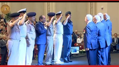 الرئيس السيسي يؤدي التحية العسكرية لأبطال مجموعة 139 صاعقة
