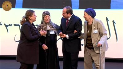 الرئيس السيسي يكرم زوجات أبطال حرب أكتوبر لدورهن في دعم أزواجهن