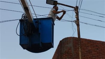 نشاط ليلي بمركز ومدينة القنطرة شرق في صيانة أعمدة الإنارة ومكافحة الحشرات الطائرة.