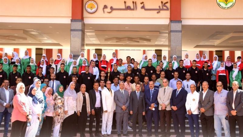 رئيس الجامعة يشهد