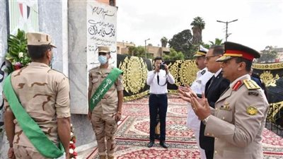 محافظ الشرقية يضع إكليلًا من الزهور على النصب التذكاري للجندي المجهول
