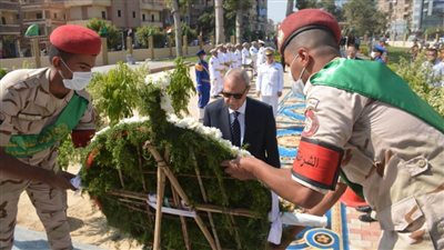 محافظ القليوبية يضع إكليلًا من الزهور على النصب التذكاري احتفالًا بنصر أكتوبر المجيد