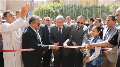 محافظ المنيا يفتتح منفذًا لبيع اللحوم البلدية بأسعار مخفضة ويتابع أعمال إنشاء مستشفى أبوقرقاص 