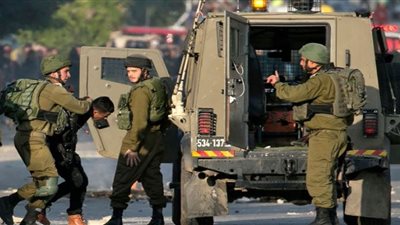الاحتلال يعتقل شابًا فلسطينيًا بعد إصابته بالرصاص شرقي رام الله