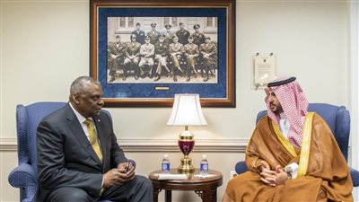 وزيرا الدفاع السعودي والأمريكي يبحثان هاتفيًا سبل تعزيز التعاون العسكري