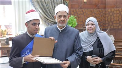 الإمام الأكبر يكرم أوائل الثانوية الأزهرية ويحرص على التقاط الصور التذكارية معهم